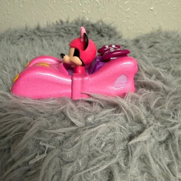Disney Pink Minnie Mouse die cast Heart-Accent Ride-On Car - Picture 4 of 7